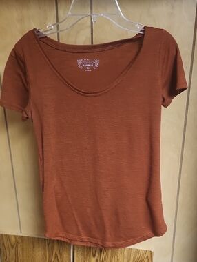 Mudd Women's Scoop Neck Tee - Rust Brown